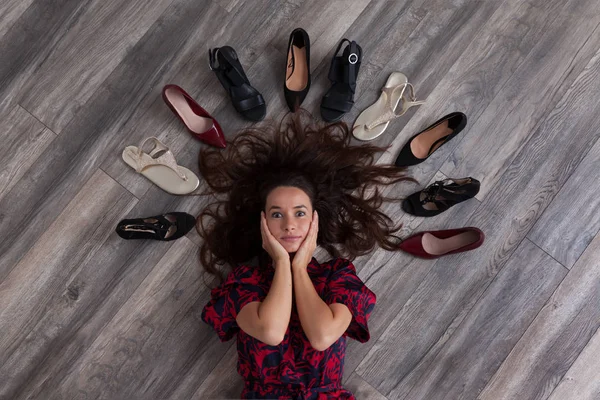 Молода Жінка Важкий Момент Щоб Вибрати Яке Взуття Носити — стокове фото