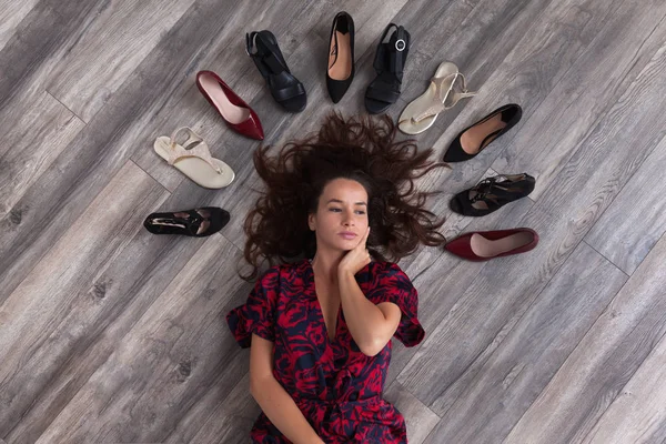 Junge Frau Einem Schwierigen Moment Sich Für Einen Schuh Entscheiden — Stockfoto