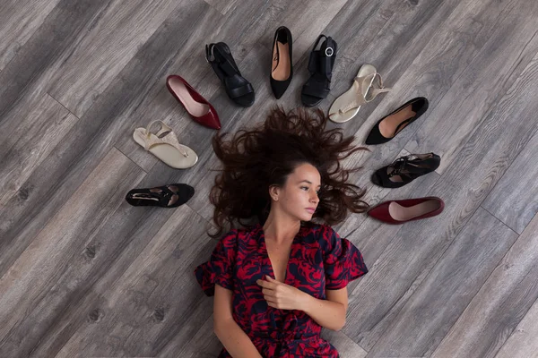 Junge Frau Einem Schwierigen Moment Sich Für Einen Schuh Entscheiden — Stockfoto
