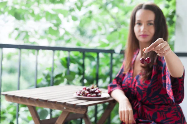 Mujer Joven Pasando Rato Relajante Disfrutando Cereza Fresca — Foto de Stock
