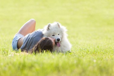Onun köpeği ile kaliteli zaman parkta sahip güzel bayanı.