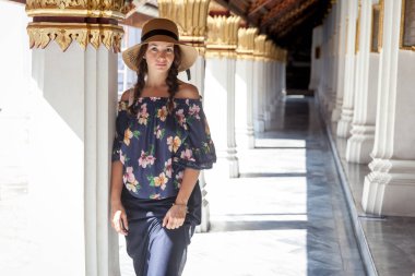 Bir tapınak Tayland önünde poz güzel bayanı.