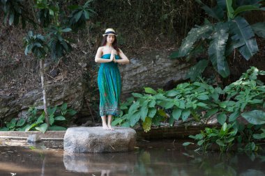 Genç kadın bir meditasyon Bahçesi, Tayland sessiz ve rahat vakit geçiriyor.