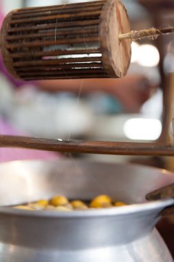 Birçok ipek solucanlar larva Koza yakın çekim.