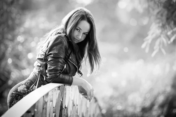 公園で秋の瞬間を楽しんで素敵な若い女性 — ストック写真