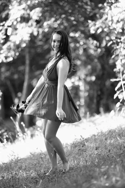 Lovely Young Woman Holding Her Shoes Enjoying Park Alleys Barefoot — Stock Photo, Image