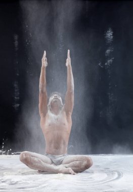 Afro-Amerikan delikanlı Studio un ile koyu arka plan karşı poz.