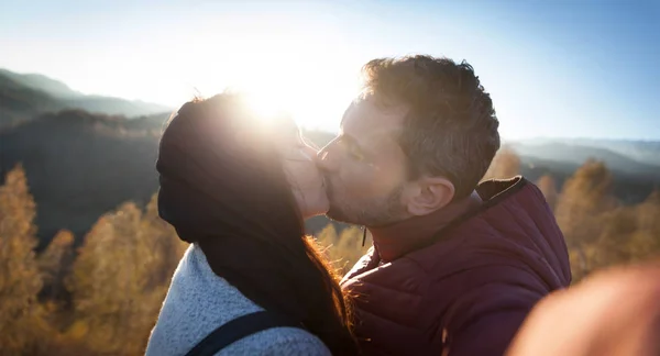 Autoportret Romantinc Para Całowanie Mountain Sunset — Zdjęcie stockowe