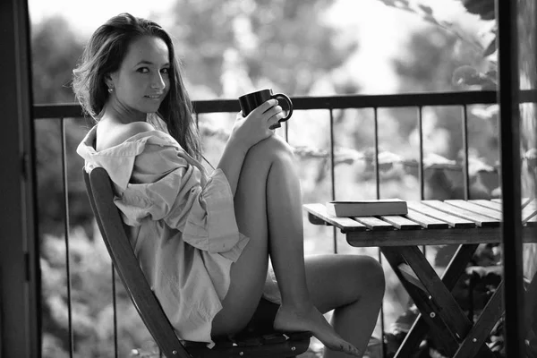 迷人的年轻女子在酒店露台放松 — 图库照片