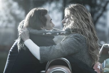 Genç ve gülen ve having fun bir tarihte bakım çift.