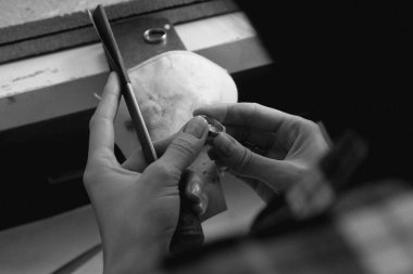 Mücevher atölyesinde kuyumcu, el işi..