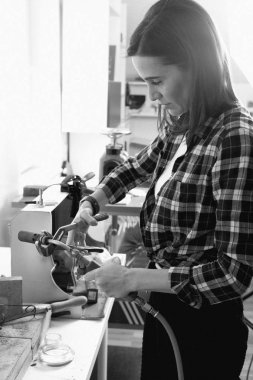 Mücevher atölyesinde kuyumcu, el işi..