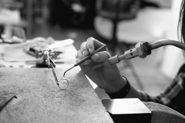 İş yerinde, kuyumcu takı atölyesinde işçiliği.