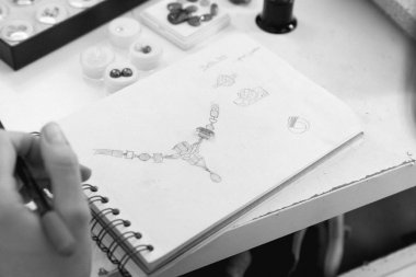 İş yerinde, kuyumcu takı atölyesinde işçiliği.