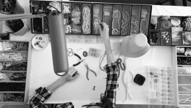 İş yerinde, kuyumcu takı atölyesinde işçiliği.