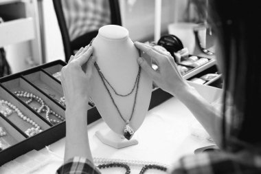 İş yerinde, kuyumcu takı atölyesinde işçiliği.