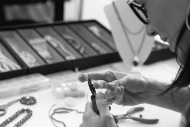 İş yerinde, kuyumcu takı atölyesinde işçiliği.