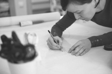 Genç kadın Atelier işçiliği kendi küçük işletmelerde terzilik. Düşük kontrast görüntü.