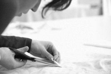 Genç kadın Atelier işçiliği kendi küçük işletmelerde terzilik