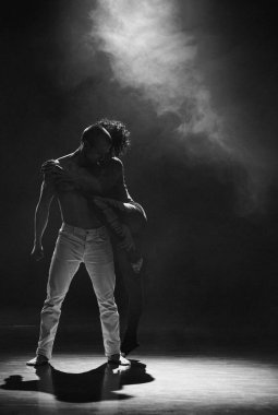 Şehvetli çift sanatsal ve duygusal bir dans sergiliyor..