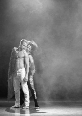 Şehvetli çift sanatsal ve duygusal bir dans sergiliyor..