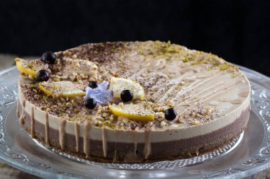 Lezzetli çiğ vegan kek üzerine güzel süslemeleri ile.