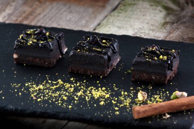 Badem ve tarçın ile çiğ vegan kek lezzetli dilim.