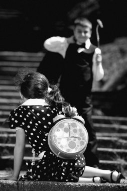 Retro giysili çok genç bir çiftin portresi. Aynı modellerle daha fazla resim.