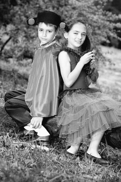 牧草地で楽しんでスペイン様式の衣服で非常に若いカップルの肖像画 同じモデルと詳細画像 — ストック写真