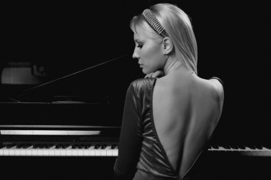 Poz ve bir piyano saz şehvetli kadın.