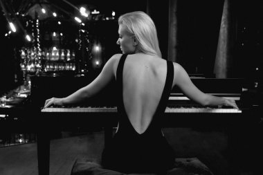 Poz ve bir piyano saz şehvetli kadın.