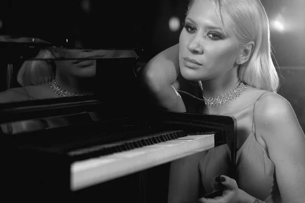 Чувственная Женщина Позирует Играет Фортепиано — стоковое фото