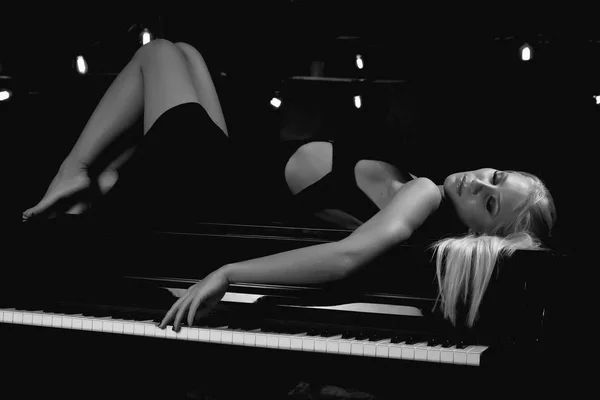 Sinnliche Frau Posiert Und Spielt Einem Klavierinstrument — Stockfoto