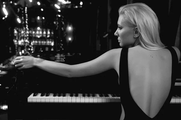 Sensuele Vrouw Poseren Spelen Een Piano Instrument — Stockfoto