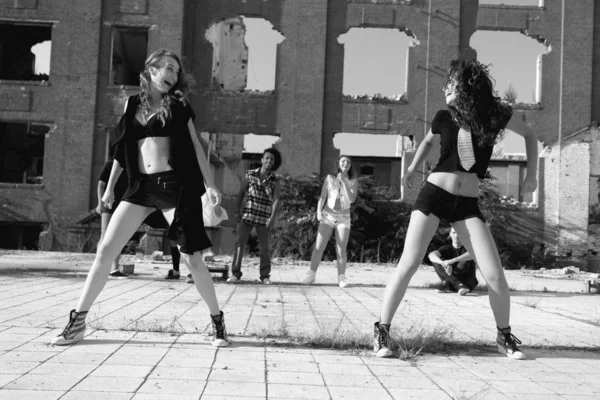 Энергичная молодая танцовщица хип-хопа — стоковое фото