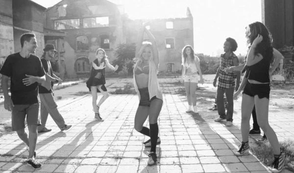 genç kız hip hop veya sokak dansçısı