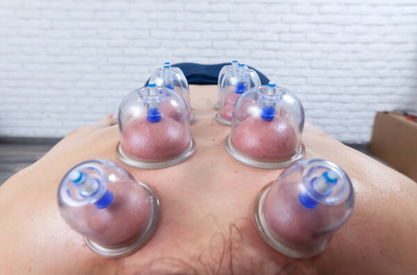 Молодая женщина получает сеанс массажа дома у физиотерапевта
.