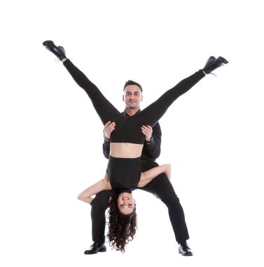 Beyaz arka planda izole genç insanlar komik pozlar veriyorlar..