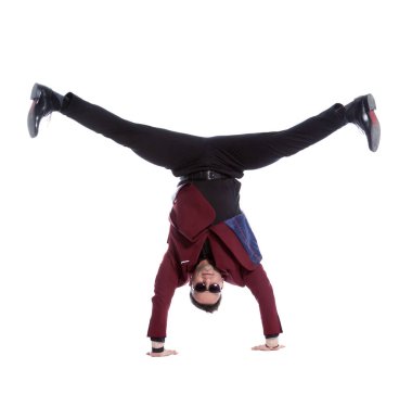 Beyaz arka planda izole genç insanlar komik pozlar veriyorlar..