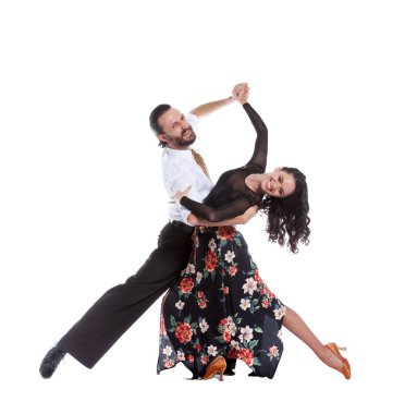 Beyaz arka planda izole genç insanlar komik pozlar veriyorlar..