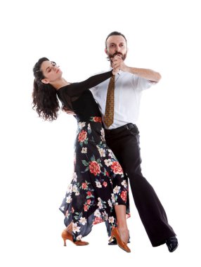 Beyaz arka planda izole genç insanlar komik pozlar veriyorlar..