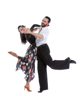 Beyaz arka planda izole genç insanlar komik pozlar veriyorlar..