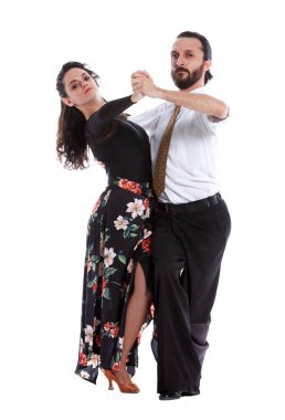 Beyaz arka planda izole genç insanlar komik pozlar veriyorlar..