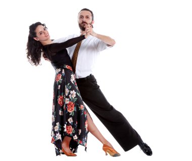 Beyaz arka planda izole genç insanlar komik pozlar veriyorlar..