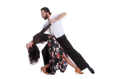 Beyaz arka planda izole genç insanlar komik pozlar veriyorlar..