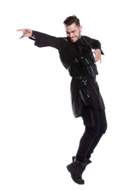 Beyaz arka planda izole genç insanlar komik pozlar veriyorlar..