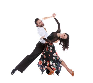 Beyaz arka planda izole genç insanlar komik pozlar veriyorlar..