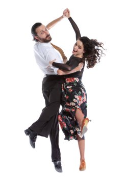 Beyaz arka planda izole genç insanlar komik pozlar veriyorlar..