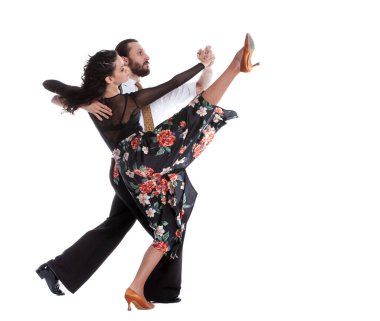 Beyaz arka planda izole genç insanlar komik pozlar veriyorlar..