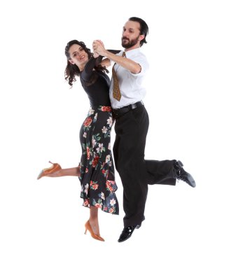 Beyaz arka planda izole genç insanlar komik pozlar veriyorlar..